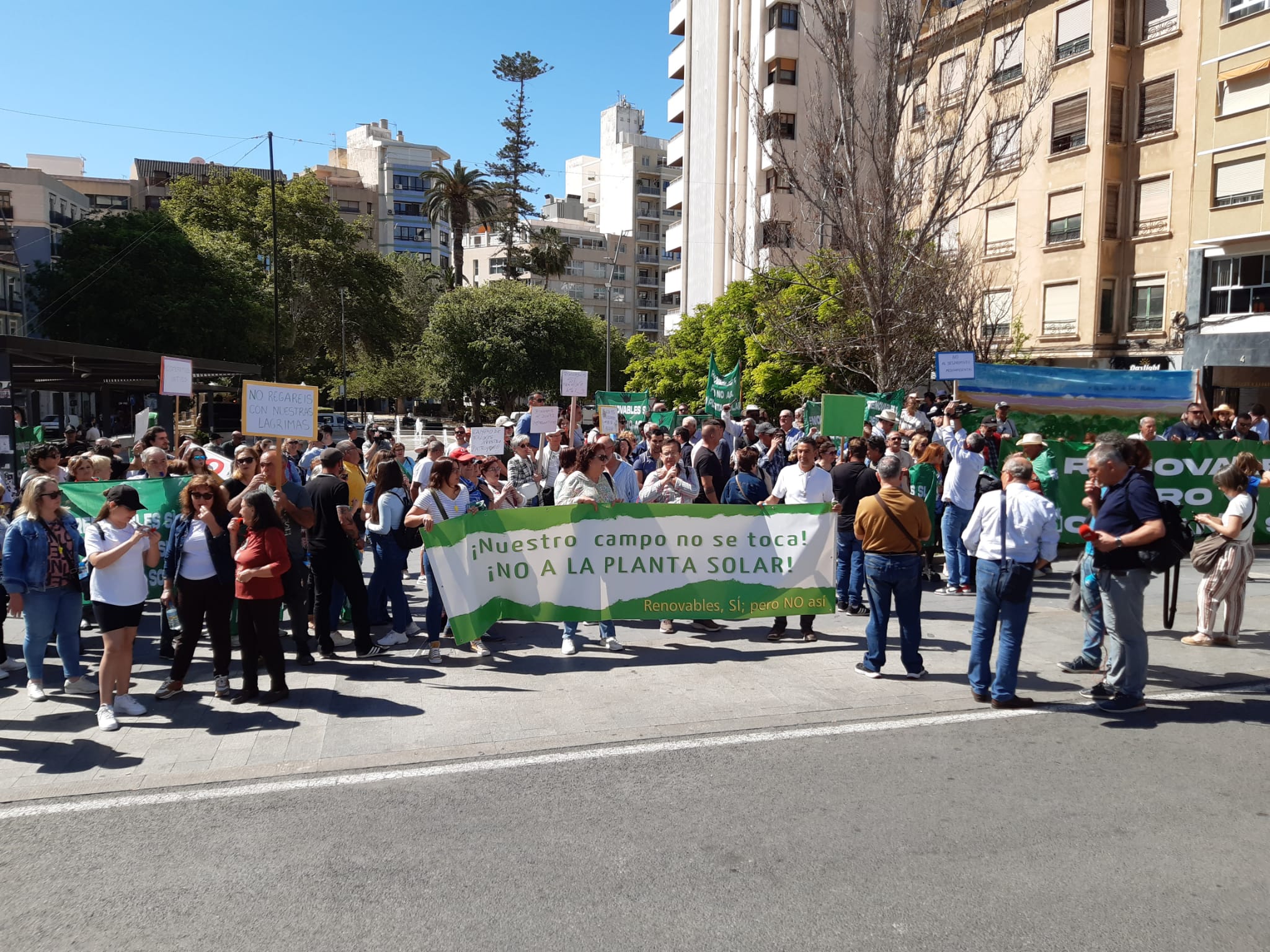 200 vecinos y agricultores de San Miguel llevan su protesta contra la planta solar hasta Alicante 200 vecinos y agricultores de San Miguel llevan su protesta contra la planta solar hasta Alicante