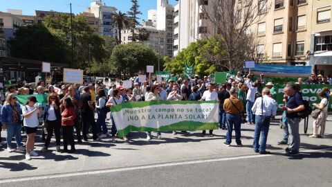 200 vecinos y agricultores de San Miguel llevan su protesta contra la planta solar hasta Alicante