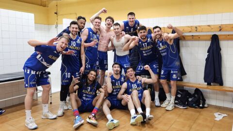 La plantilla celebra la permanencia