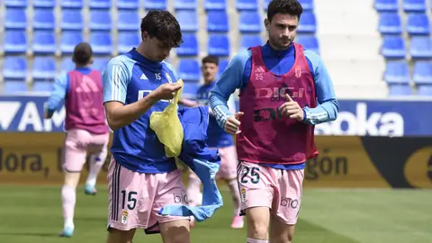 4-5-2024 Oier Luengo y Borja Sánchez, en el calentamiento del partido ante el Huesca. 4-5-2024 Oier Luengo y Borja Sánchez, en el calentamiento del partido ante el Huesca