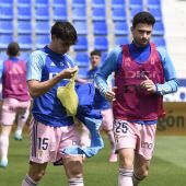 4-5-2024 Oier Luengo y Borja Sánchez, en el calentamiento del partido ante el Huesca.