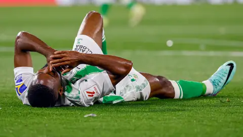 Bakambu estará de baja entre cuatro y cinco meses Bakambu estará de baja entre cuatro y cinco meses