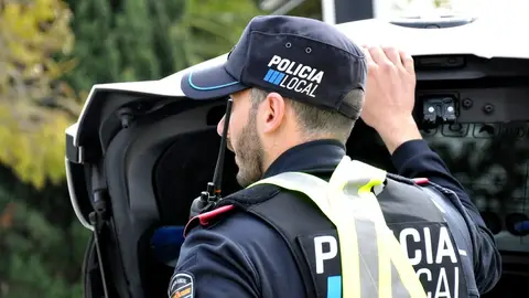 Imagen de archivo de un agente de la Policía Local de Palma. Imagen de archivo de un agente de la Policía Local de Palma.