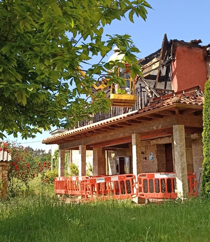 Comezan os traballos de demolición do edificio calcinado en Febreiro Comezan os traballos de demolición do edificio calcinado en Febreiro