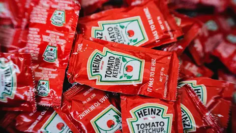 Imagen de archivo de varios sobres de kétchup. Imagen de archivo de varios sobres de kétchup.