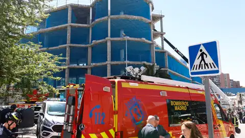 Efectivos de los servicios de Emergencias en el edificio en el que se ha derrumbado un forjado en Madrid. Efectivos de los servicios de Emergencias en el edificio en el que se ha derrumbado un forjado en Madrid.