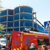 Efectivos de los servicios de Emergencias en el edificio en el que se ha derrumbado un forjado en Madrid.