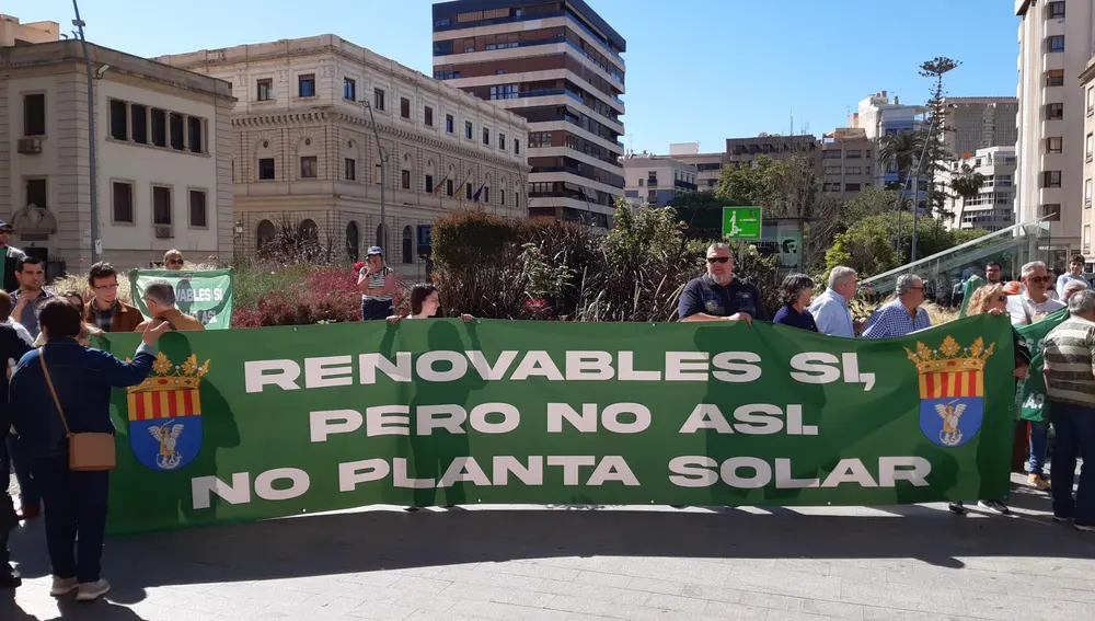 Protesta de vecinos y agricultores de San Miguel de Salinas en Alicante para rechazar la planta solar en suelo agrícola 