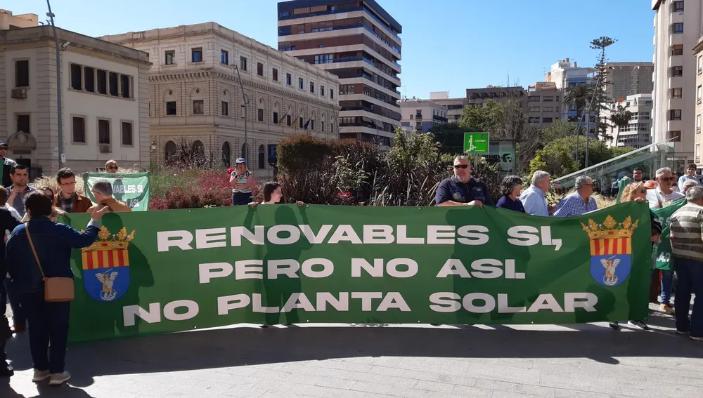 Protesta de vecinos y agricultores de San Miguel de Salinas en Alicante para rechazar la planta solar en suelo agrícola Protesta de vecinos y agricultores de San Miguel de Salinas en Alicante para rechazar la planta solar en suelo agrícola