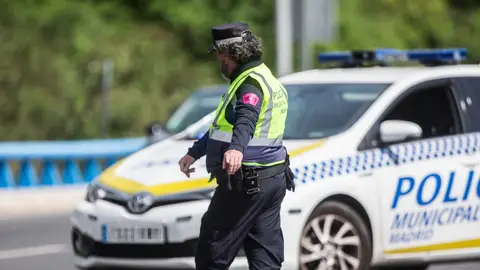 Imagen de archivo de un agente de la Policía Municipal de Madrid en un control policial. Imagen de archivo de un agente de la Policía Municipal de Madrid en un control policial.