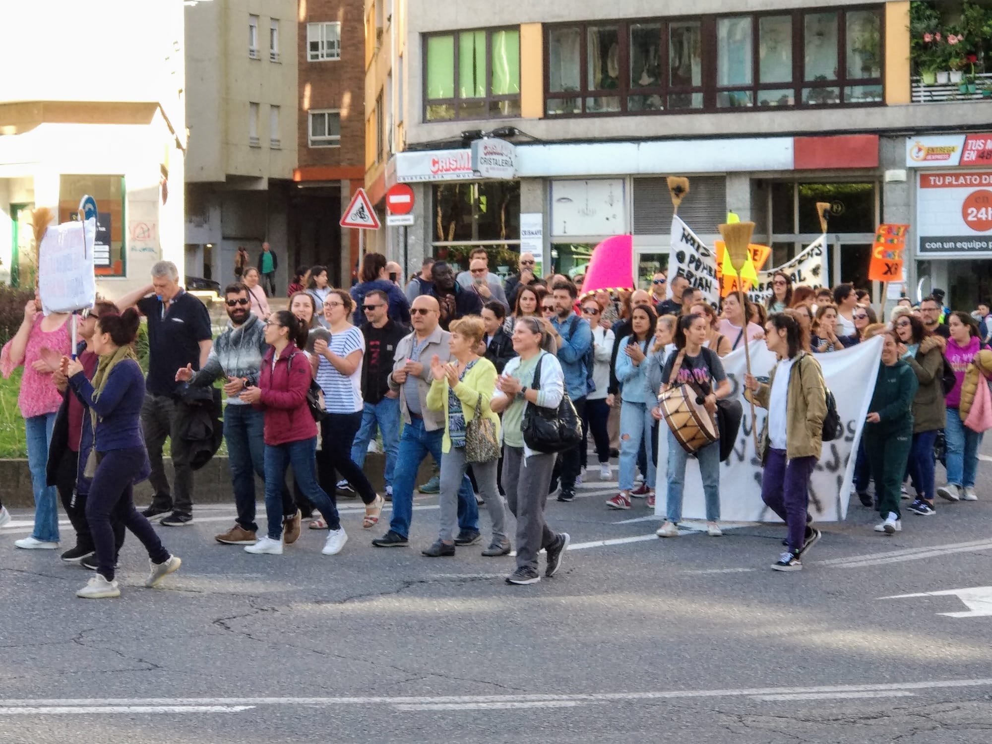 Protesta de padres y madres por la falta de conserjes en los colegios públicos de Vigo Protesta de padres y madres por la falta de conserjes en los colegios públicos de Vigo
