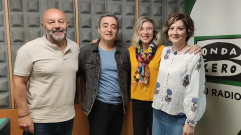 Hoxe visítanos Charo Valcárcel en compañía de tres persoas que levan anos organizando eventos para recitar e compartir poesía en Pontevedra e no Grove: Ana Corzo, Queco Fresco e Benito Piñeiro. Concedemos protagonismo ao colectivo pontevedrés “De vella a bella"