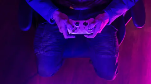 Jugando videojuegos Jugando videojuegos