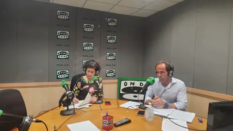 Silvia González, del Grupo Socialista, y Juan Parejo, del Grupo Popular Silvia González, del Grupo Socialista, y Juan Parejo, del Grupo Popular