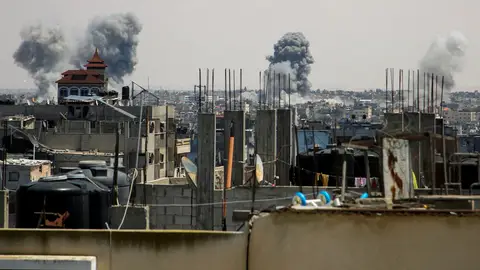 Columnas de humo en el este de Rafah, en la Franja de Gaza Columnas de humo en el este de Rafah, en la Franja de Gaza