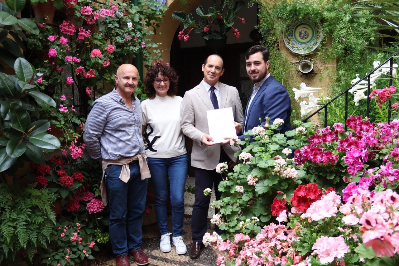 El Jardín Botánico entrega el galardón a la planta singular de los patios a la colección de geranios y gitanillas de la calle Zarco, 13 El Jardín Botánico entrega el galardón a la planta singular de los patios a la colección de geranios y gitanillas de la calle Zarco, 13