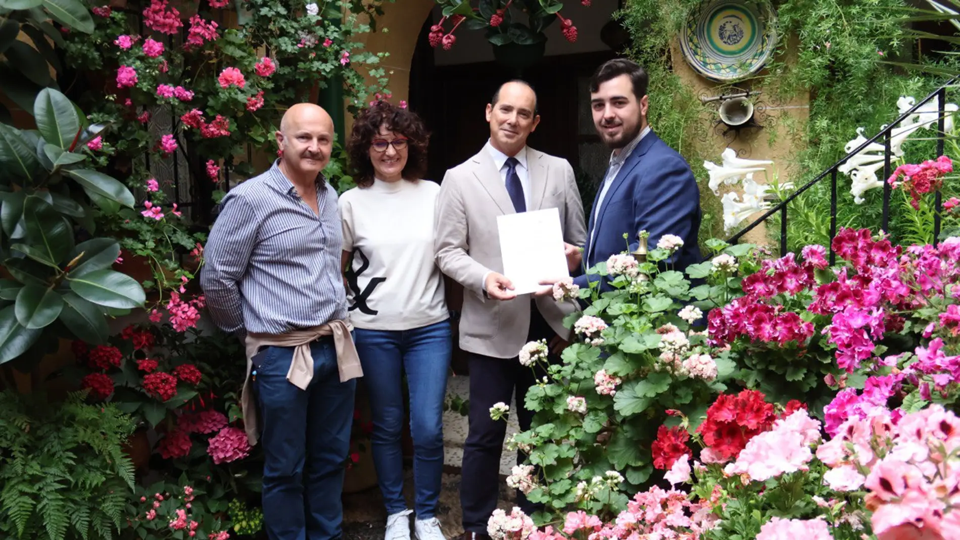 El Jardín Botánico entrega el galardón a la planta singular de los patios a la colección de geranios y gitanillas de la calle Zarco, 13