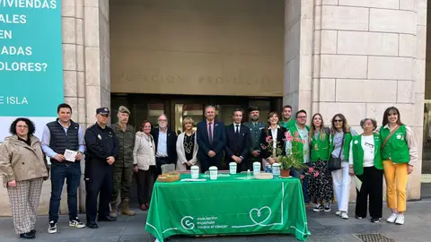 Mesa de la AECC Huesca instalada en los Porches. Mesa de la AECC Huesca instalada en los Porches.