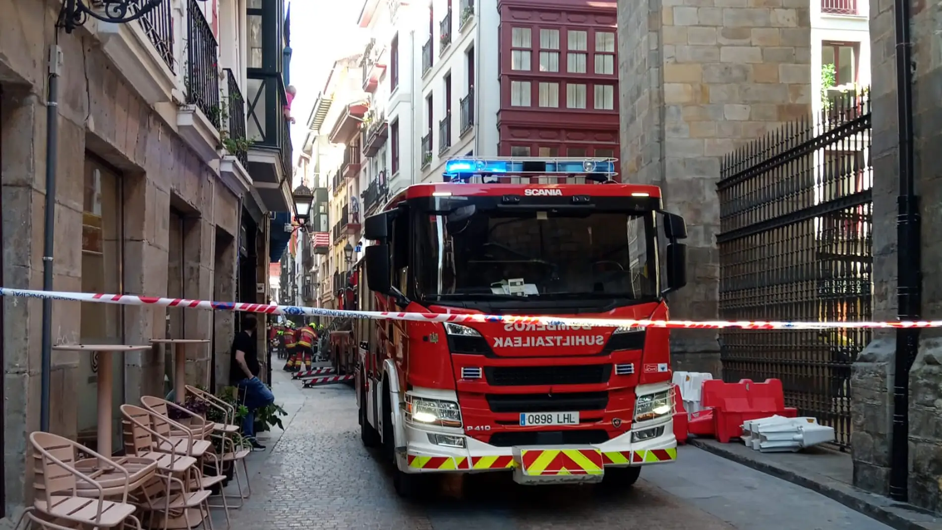 Los bomberos trabajan en el lugar del derrumbe en la calle Tenderia de Bilbao/ @BomberosBilbao
