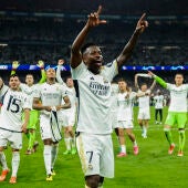 Los jugadores del Real Madrid celebran la victoria tras el partido de vuelta de las semifinales de la Liga de Campeones que Real Madrid y Bayern de Múnich.