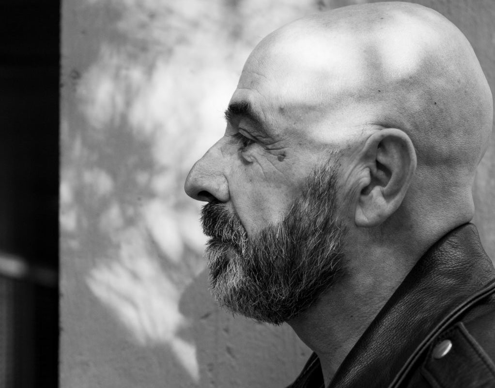 Víctor Amat pretende con su libro "Autoestima punk" acabar de una vez por todas con la autoestima happy flower Víctor Amat pretende con su libro "Autoestima punk" acabar de una vez por todas con la autoestima happy flower