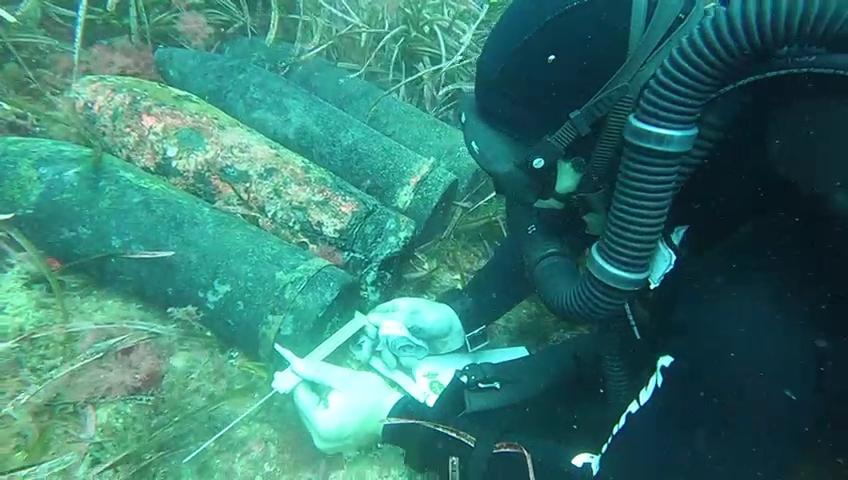 La Armada desactiva cinco proyectiles de artillería hundidos en aguas de Ibiza a 24 metros de profundidad La Armada desactiva cinco proyectiles de artillería hundidos en aguas de Ibiza a 24 metros de profundidad
