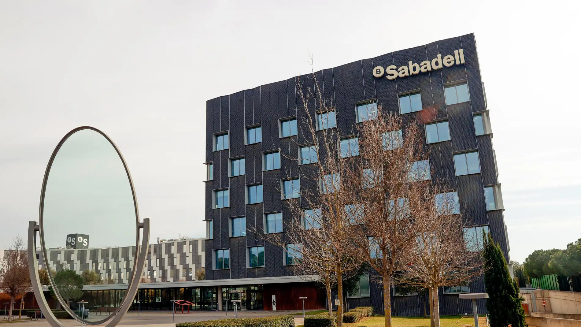 Imagen de la sede corporativa del Banco Sabadell em Sant Cugat del Vallés (Barcelona)