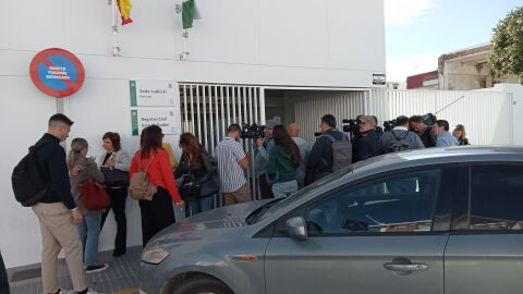 Puerta de los Juzgados de Barbate