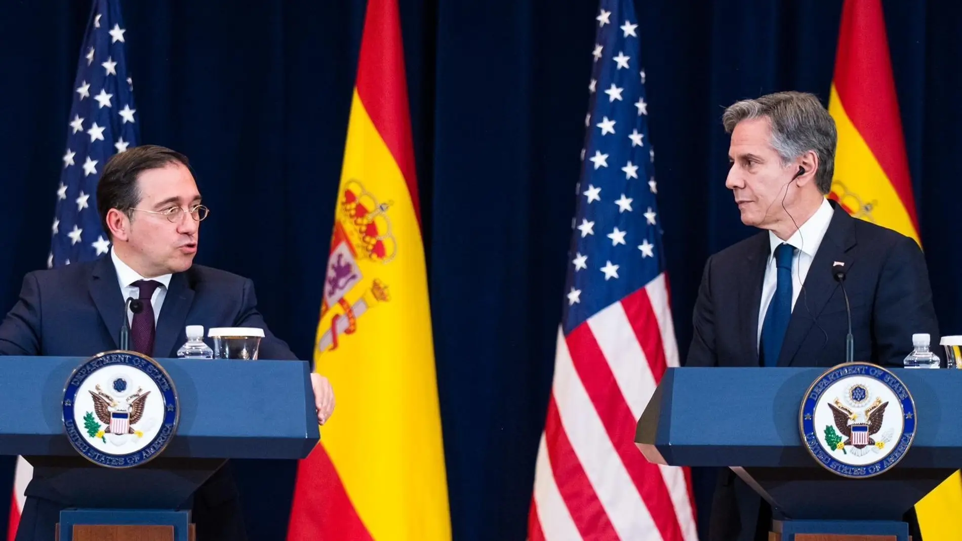 El ministro de Asuntos Exteriores, José Manuel Albares, y el secretario de Estado, Antony Blinken, en rueda de prensa en Washington