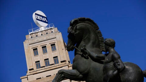 Vista de la antigua sede del BBVA en la Plaza de Catalu&ntilde;a de Barcelona