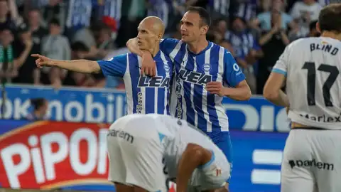 Guridi y Kike García celebran uno de los goles del Alavés ante el Girona Guridi y Kike García celebran uno de los goles del Alavés ante el Girona
