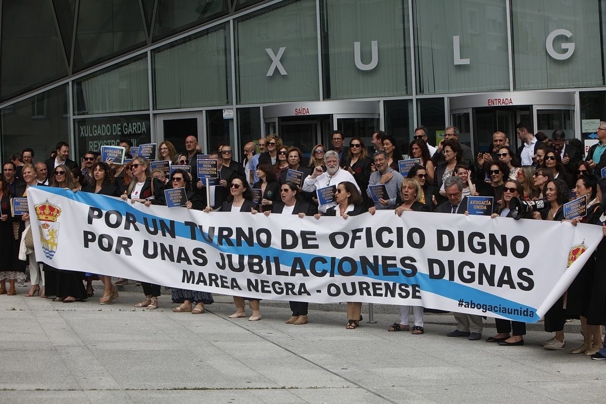 Avogados de turno de oficio e procuradores esixen "dereitos laborais" Avogados de turno de oficio e procuradores esixen "dereitos laborais"