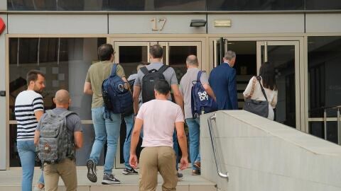 Agentes de la Policía llegan a la sede de Sanidad en Las Palmas de G.C. para ejecutar varios registros en busca de información en el marco de la investigación del primer caso &#39;mascarillas&#39; de Canarias