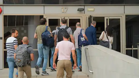 Agentes de la Policía llegan a la sede de Sanidad en Las Palmas de G.C. para ejecutar varios registros en busca de información en el marco de la investigación del primer caso 'mascarillas' de Canarias Agentes de la Policía llegan a la sede de Sanidad en Las Palmas de G.C. para ejecutar varios registros en busca de información en el marco de la investigación del primer caso 'mascarillas' de Canarias