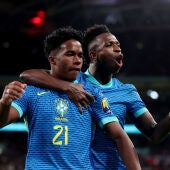 Vinicius y Endrick celebran un gol durante un partido de Brasil