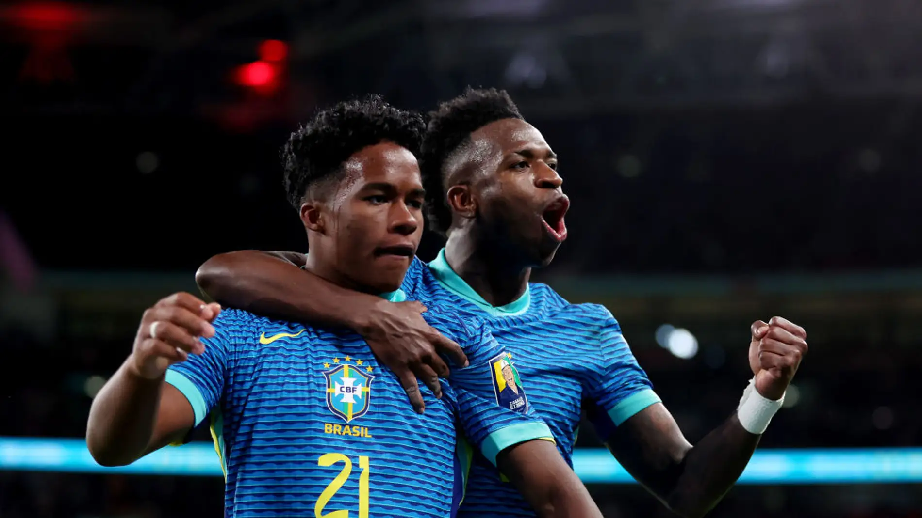 Vinicius y Endrick celebran un gol durante un partido de Brasil