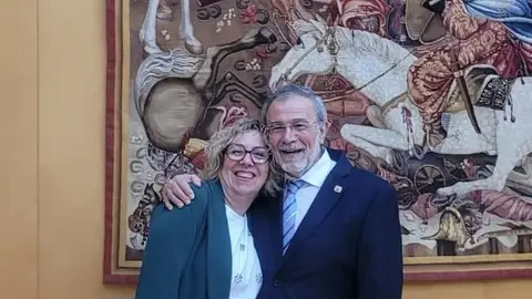 Esperanza Rostoll y José Mª Mariana, mantenedora y Bernat d'en Sarrià en la represnetcaión del otorgamiento de la Carta Pobla de Benidorm. Esperanza Rostoll y José Mª Mariana, mantenedora y Bernat d'en Sarrià en la represnetcaión del otorgamiento de la Carta Pobla de Benidorm.