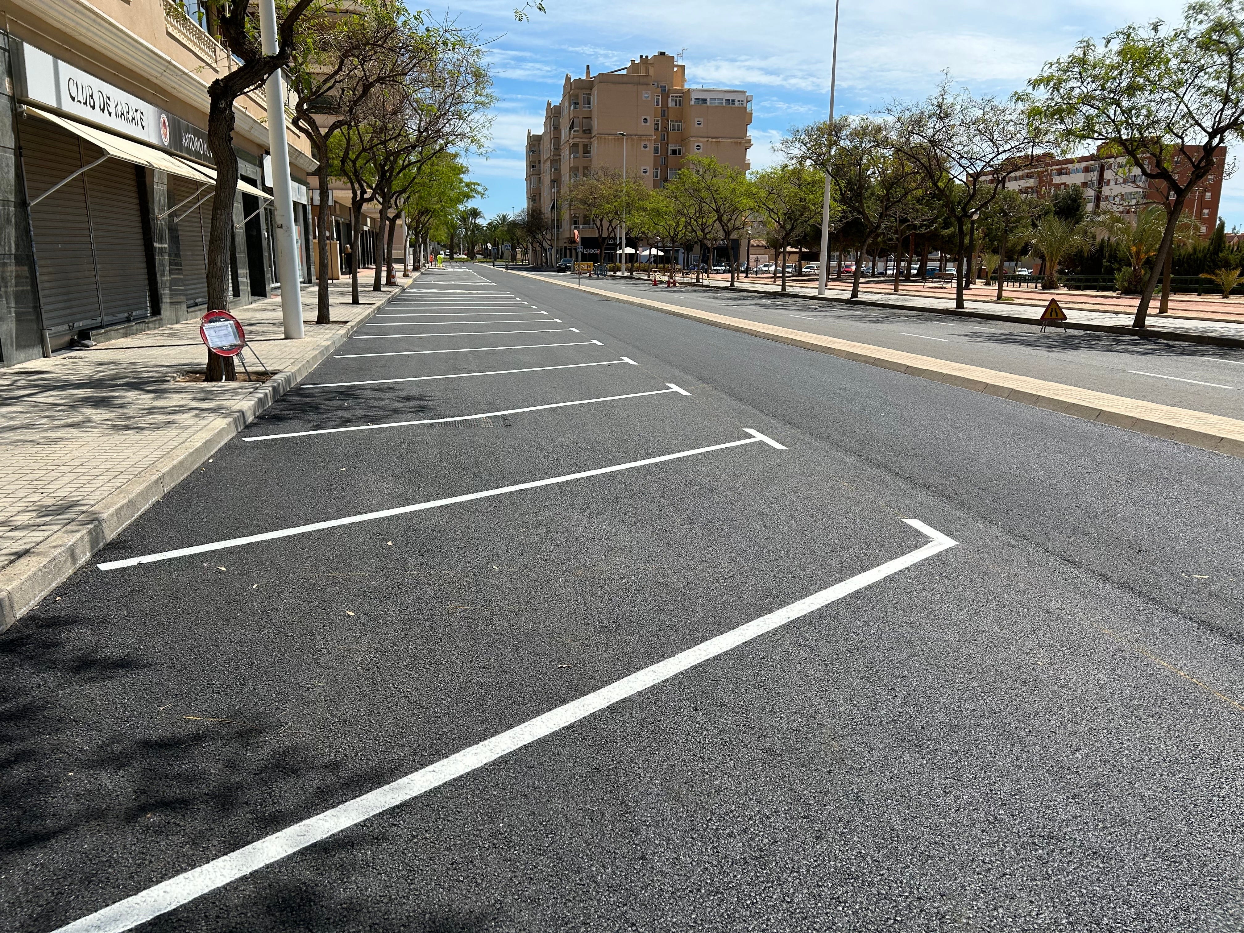 La calle Josefina Manresa de Elche pasa a ser de un carril de circulación y gana 120 aparcamientos La calle Josefina Manresa de Elche pasa a ser de un carril de circulación y gana 120 aparcamientos