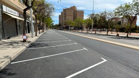 Calle Josefina Manresa de Elche tras eliminarse un carril de circulación y habilitarse aparcamientos.