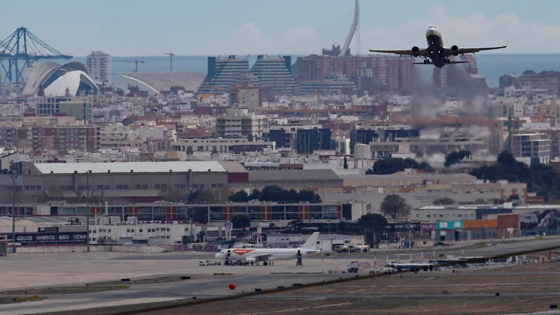 Un avión despega desde el aeropyerto de Manises (Valencia)