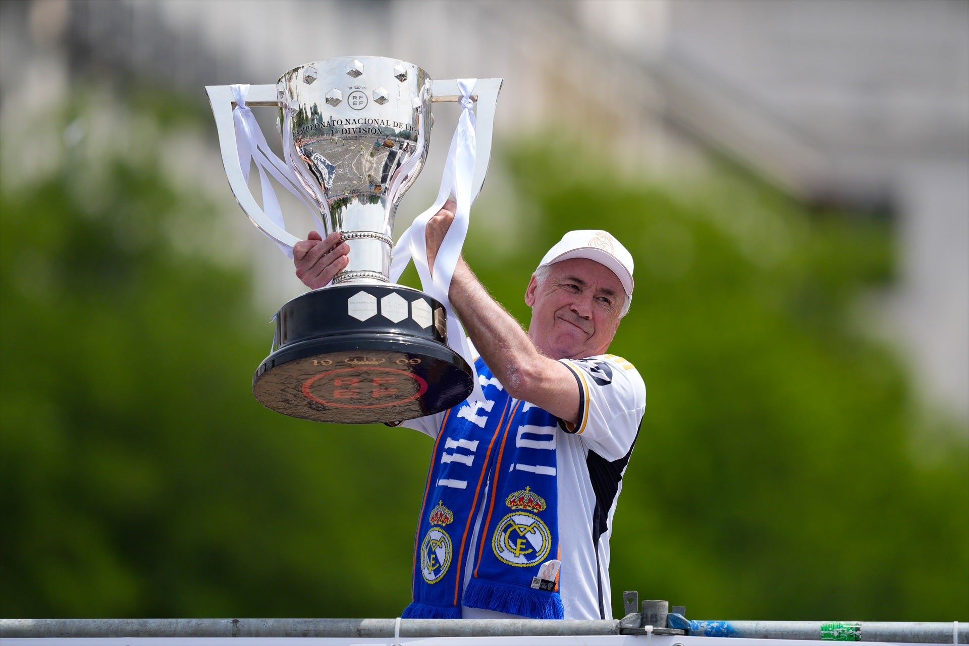 El "sueño" de Ancelotti con Camavinga o la foto del puro: los momentos de la celebración del Real Madrid El "sueño" de Ancelotti con Camavinga o la foto del puro: los momentos de la celebración del Real Madrid