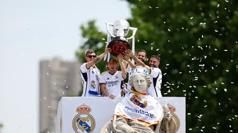 Los jugadores del Real Madrid colocan la bufanda a la diosa Cibeles y ofrecen el título liguero a la afición Cibeles vibra con la fiesta del Real Madrid por su 36ª Liga
