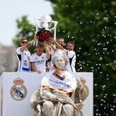 Los jugadores del Real Madrid colocan la bufanda a la diosa Cibeles y ofrecen el título liguero a la afición