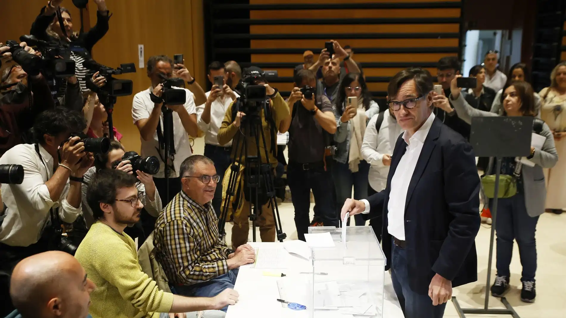 El candidato del PSC a las elecciones catalanas, Salvador Illa, vota en La Roca del Vallès (Barcelona), su ciudad natal.