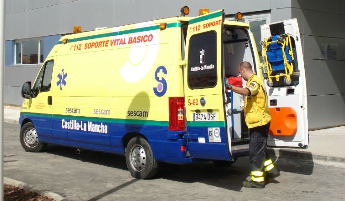 Dos técnicos de una ambulancia asisten un parto en plena carretera en Almadén Dos técnicos de una ambulancia asisten un parto en plena carretera en Almadén