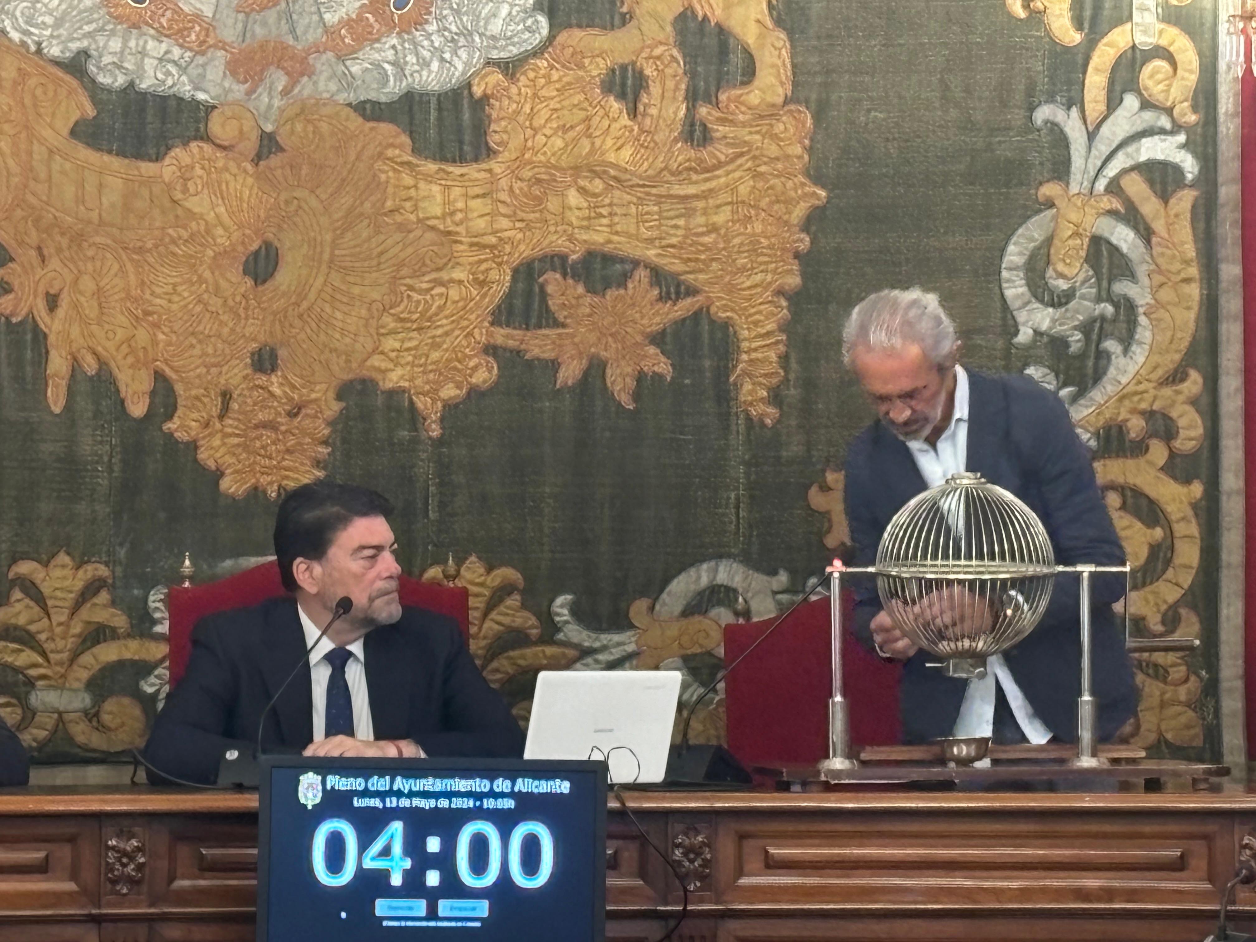 Alicante elige a los miembros de las 422 mesas electorales con motivo los comicios europeos del nueve de junio Alicante elige a los miembros de las 422 mesas electorales con motivo los comicios europeos del nueve de junio