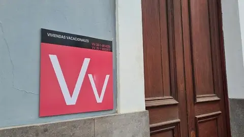 Vivienda vacacional con el cartel en la fachada en Las Palmas de Gran Canaria Vivienda vacacional con el cartel en la fachada en Las Palmas de Gran Canaria