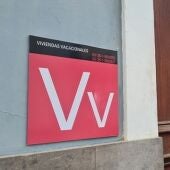 Vivienda vacacional con el cartel en la fachada en Las Palmas de Gran Canaria 
