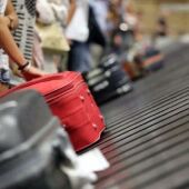 Turistas recogiendo maletas en un aeropuerto