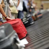 Turistas recogiendo maletas en un aeropuerto Turistas recogiendo maletas en un aeropuerto